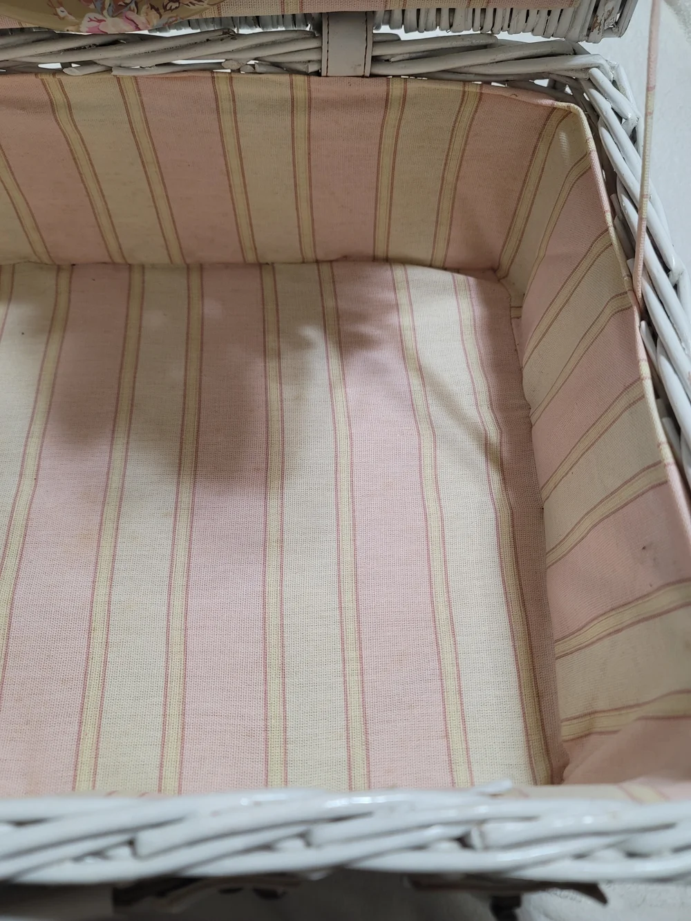 Very Rare Rachel Ashwell Simply Shabby Chic Picnic Basket White Wicker Pink